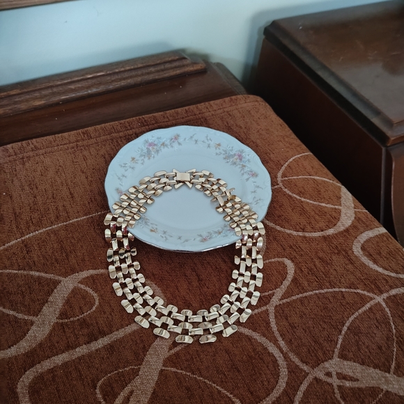 Chic Gold Statement Necklace for Women - Picture 4 of 7